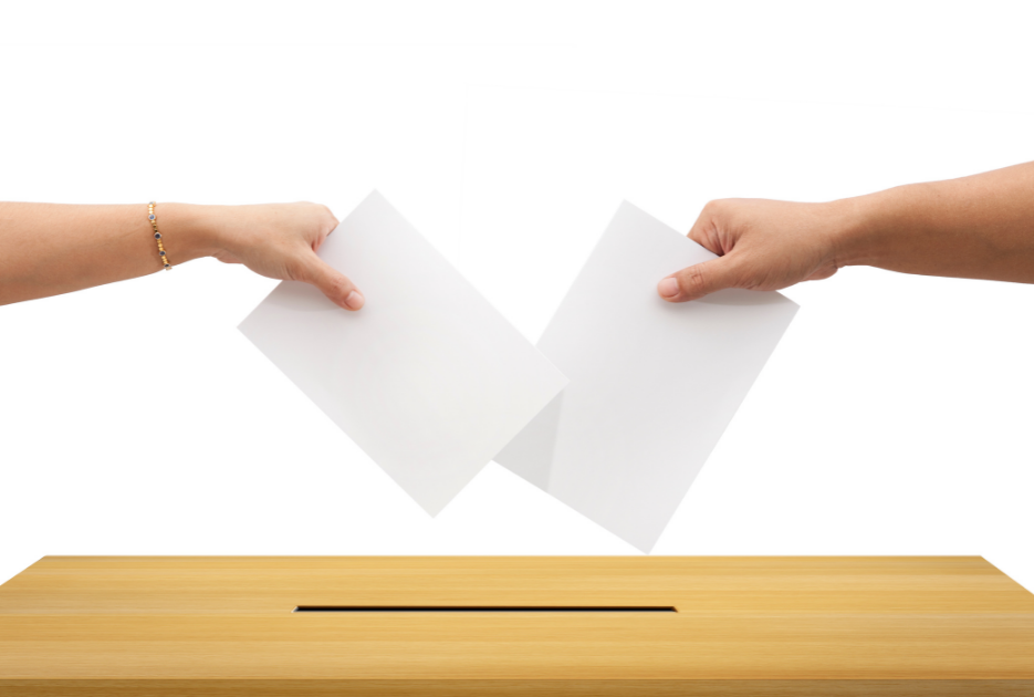 To stemmesedler er på vej ned i en stemmeboks
